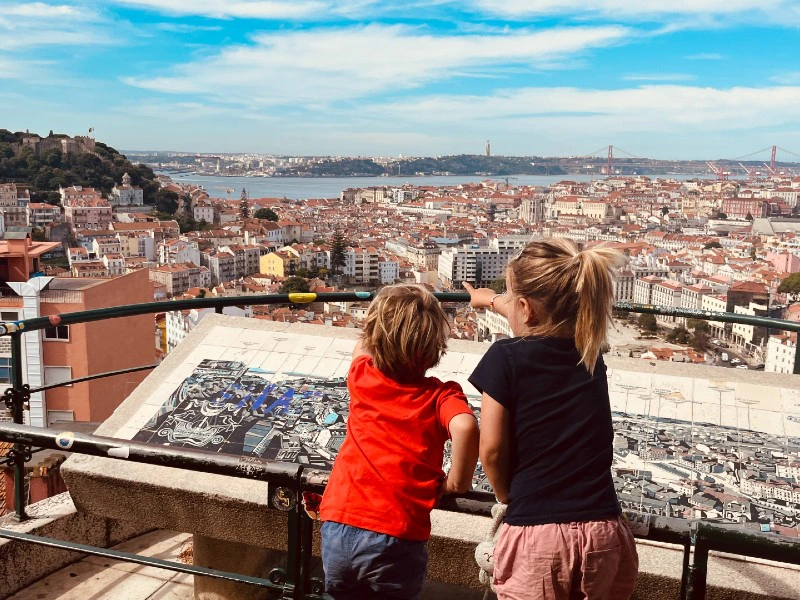Kinder blicken auf die Stadt Porto vom Aussichtspunkt, Portugal