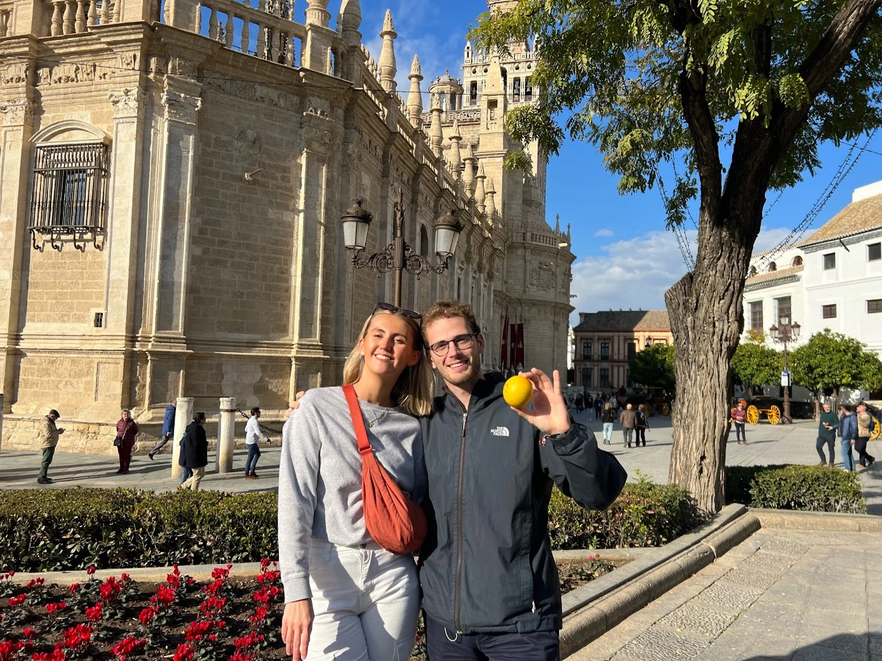 Paar in Sevilla, Mann mit Orange in der Hand, Spanien