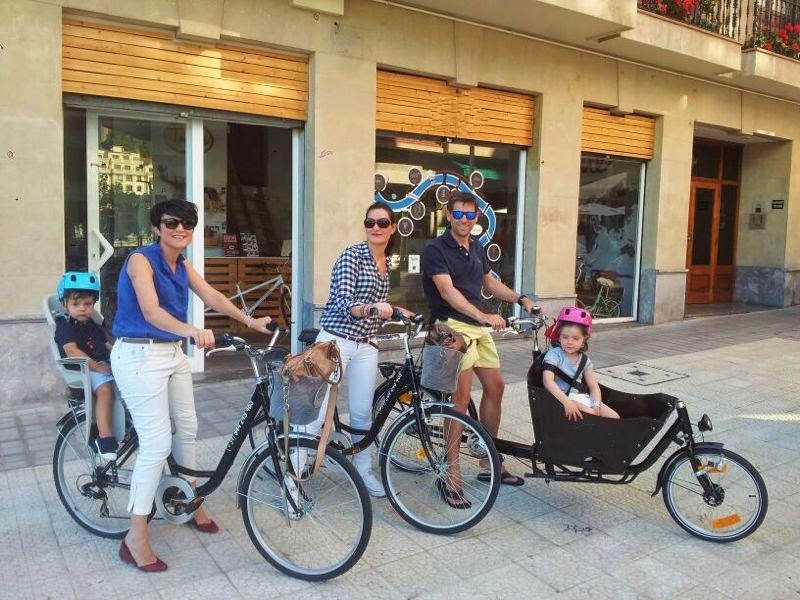 Familie bei Fahrradtour in Bilbao