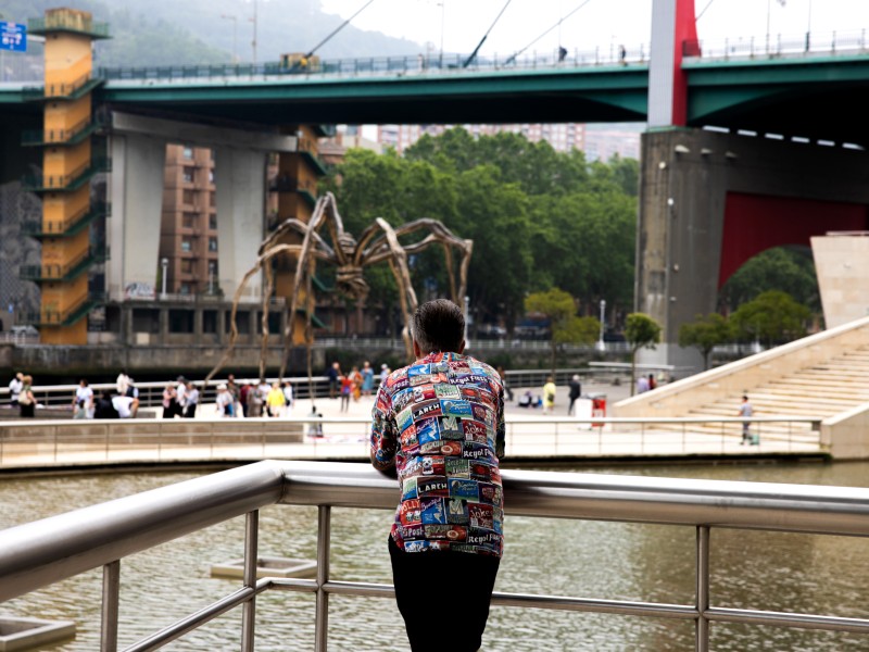 Mann vorm Fluss in Bilbao