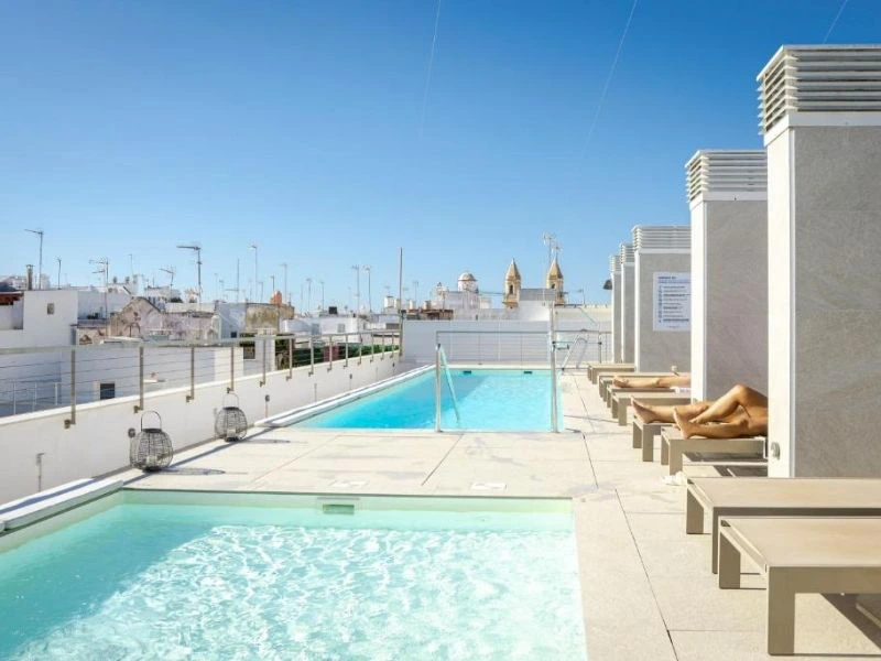 Pool des Apartments in Cadiz, Spanien