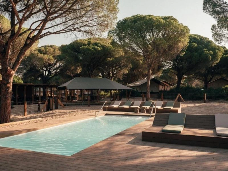 Blick auf den Pool der Glamping Unterkunft bei Cadiz, Spanien