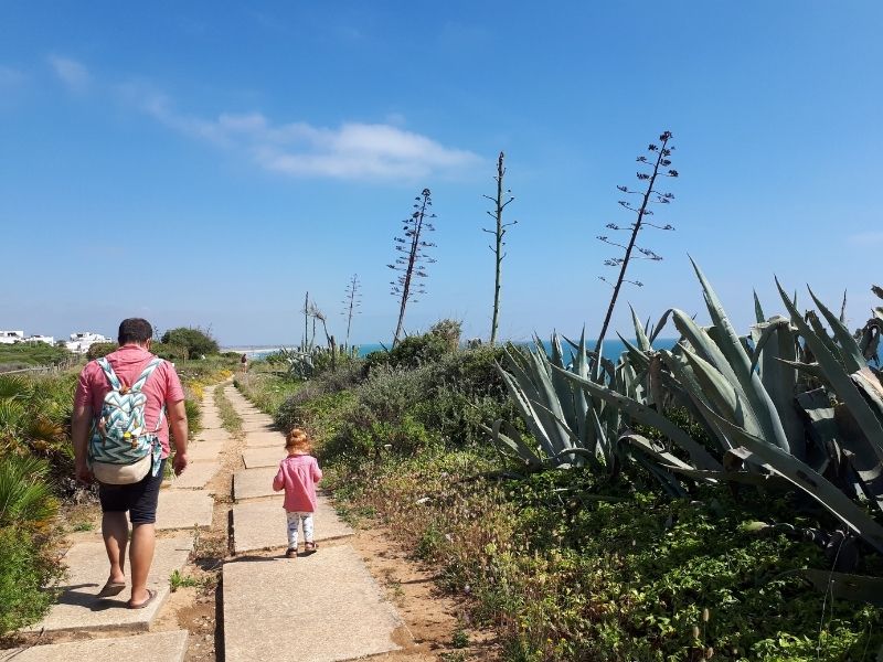 Vater mit Kind am Wandern in Conil, Spanien