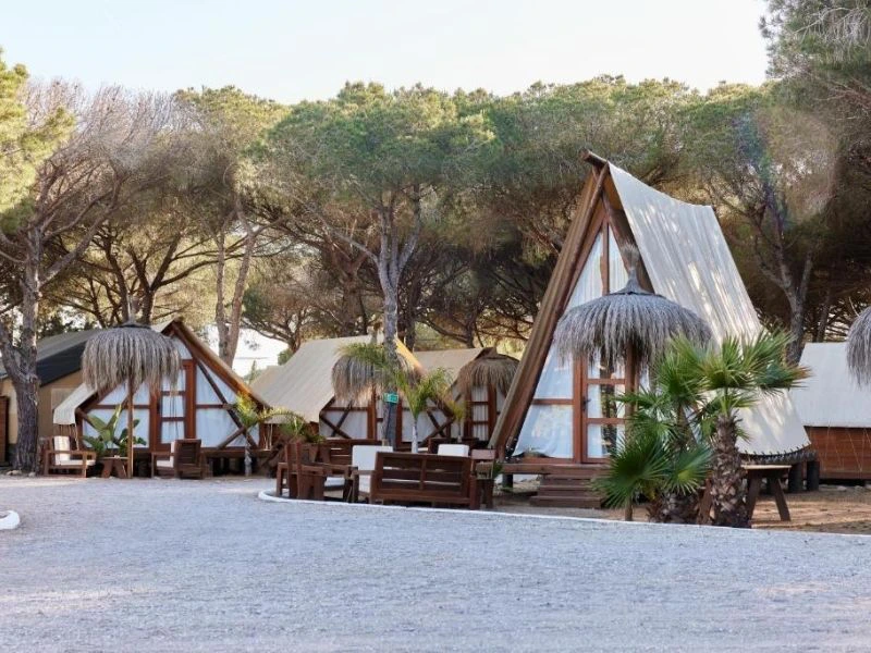 Zelte der Glampingunterkunft an der Costa del Sol, Spanien