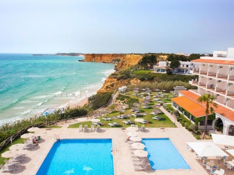 Blick auf das Hotel und den Pool in Conil, Spanien