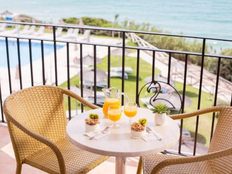 Terrasse und Blick auf den Pool und das Meer vom Hotel in Conil, Spanien