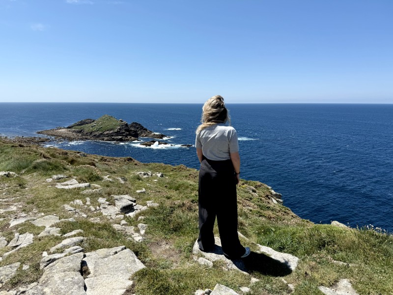 Frau mit Blick aufs Meer, Costa da Morte, Spanien