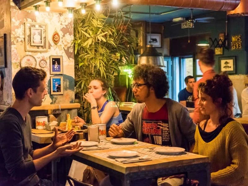 Gruppe am Tisch bei der Tapastour in Granada, Spanien