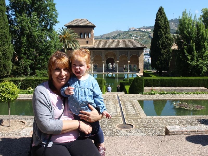 Mutter mit Kind in Granada, Spanien