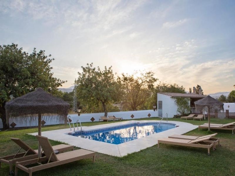Blick auf den Pool der Unterkunft in Pizarra in der Umgebung von Malaga, Spanien