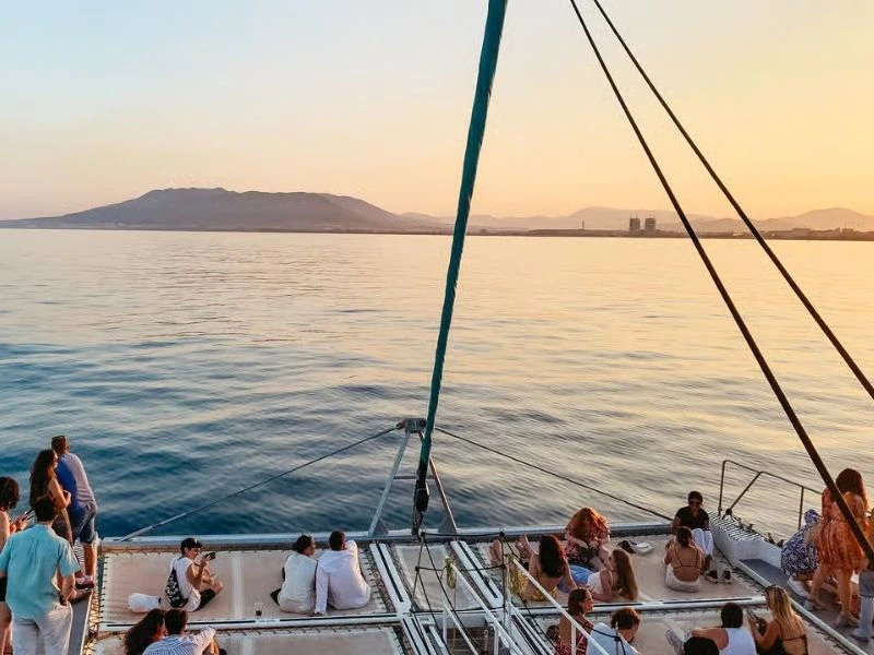 Katamaranfahrt bei Sonnenuntergang, Malaga, Spanien