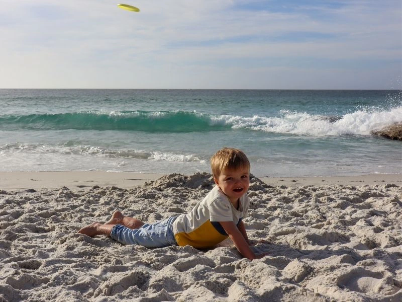 Kind am Strand in Marbella, Spanien