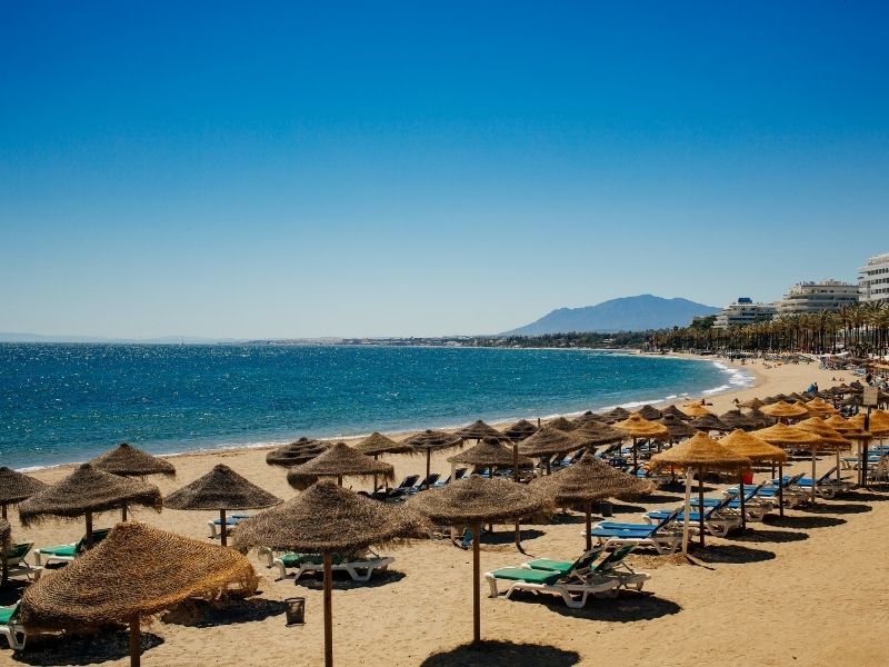 Blick auf den Strand in Marbella, Spanien