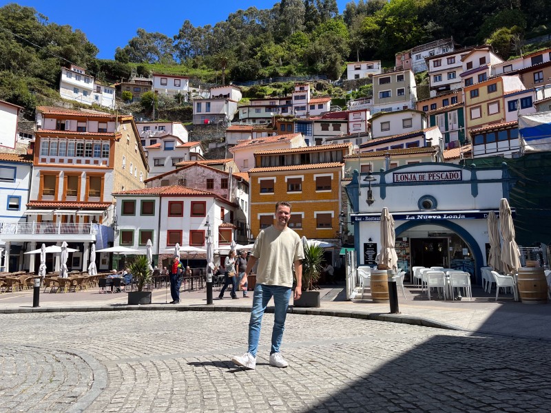 Mann auf Platz in Oviedo, Spanien