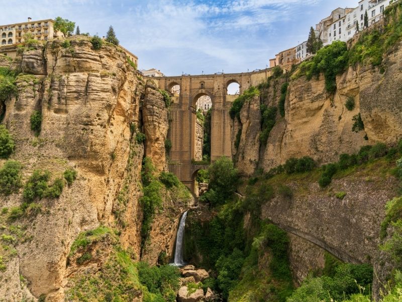 Blick auf die Schlucht und Brücke bei Ronda, Spanien