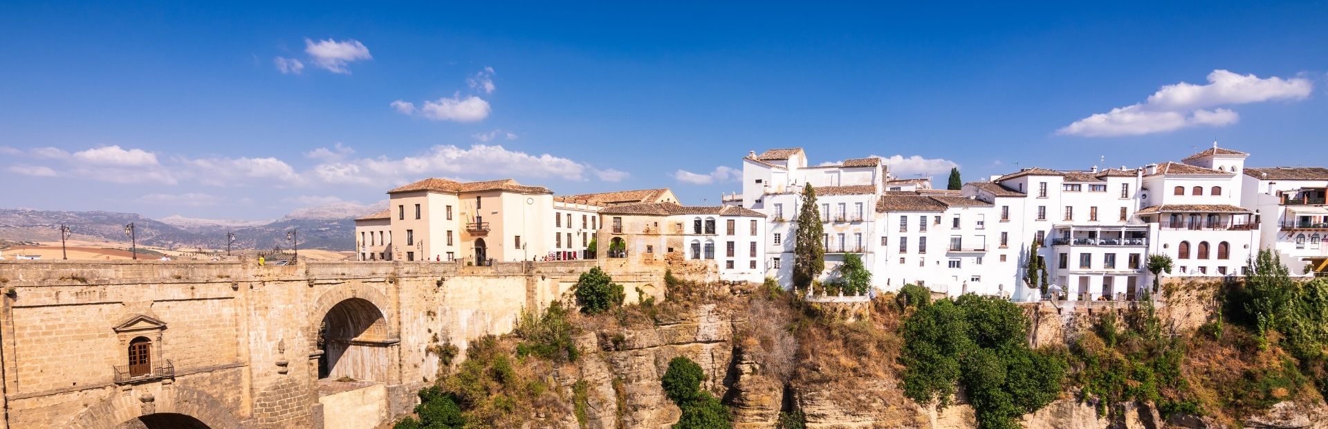 Blick auf Ronda und die Brücke über die Schlucht bei Ronda, Spanien