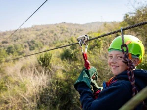Kind an der Zipline bei der Schlucht in Ronda, Spanien