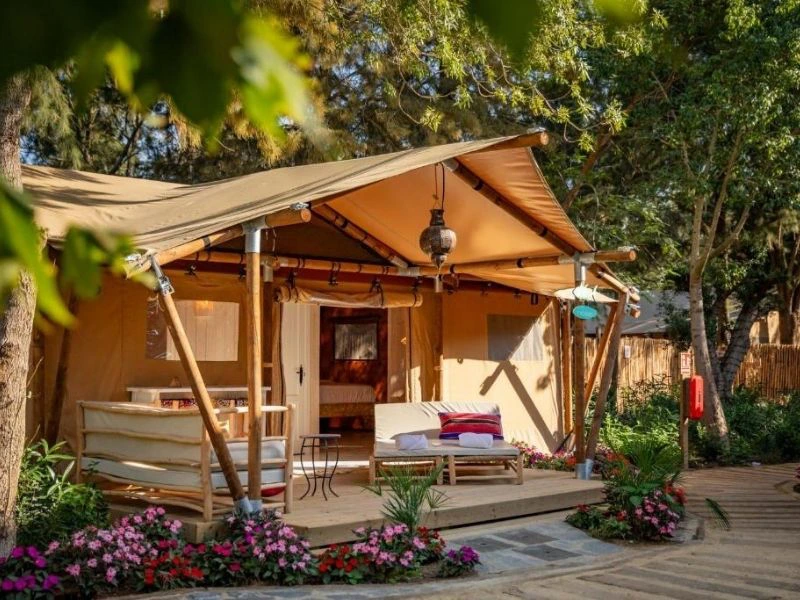 Blick auf die Glamping Unterkunft in Tarifa, Spanien