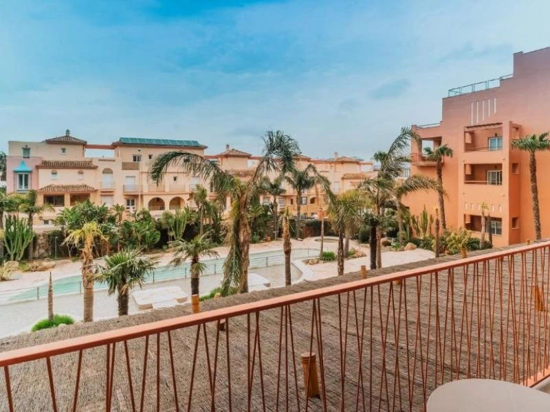 Blick auf den Pool des Hotels in Tarifa, Spanien