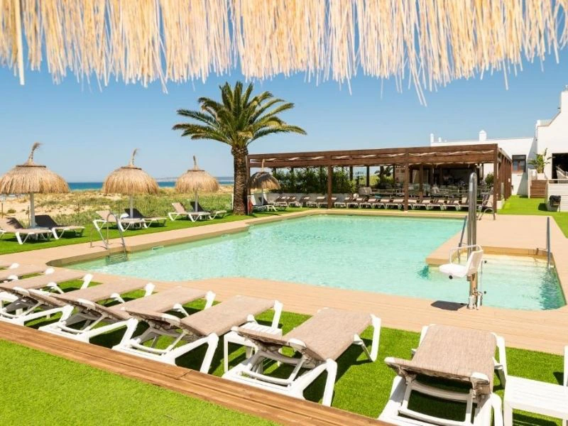 Pool der Unterkunft an der Costa de la Luz, Spanien