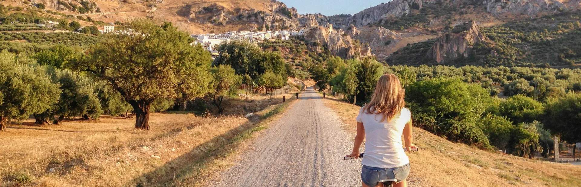 Frau auf Fahrrad in Spanien