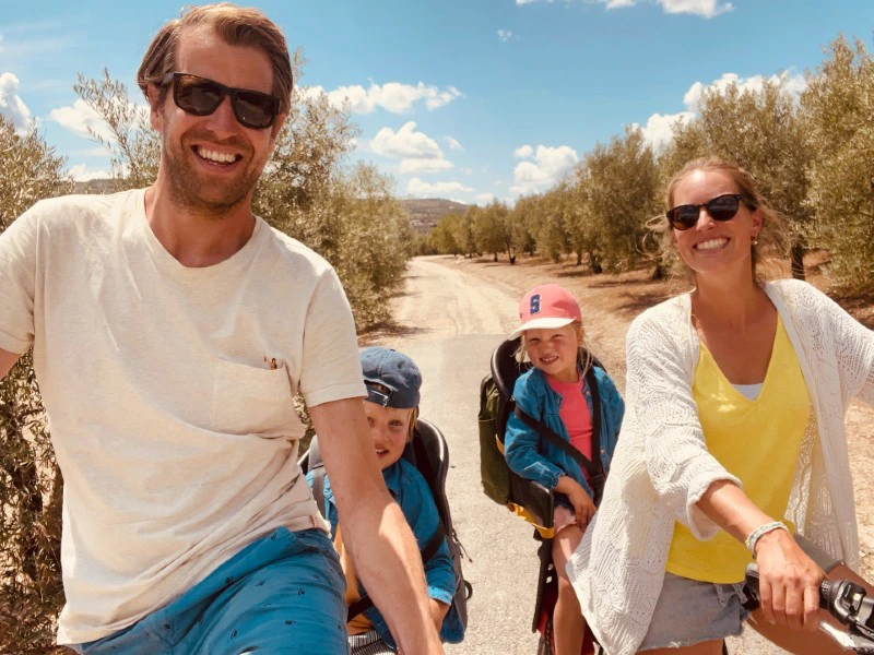 Familie auf Fahrradtour auf der Via Verde, Spanien