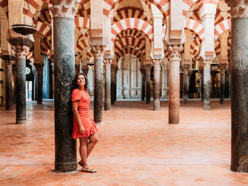 Frau in Mezquita in Cordoba, Spanien