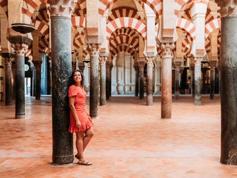 Frau in Mezquita in Cordoba, Spanien