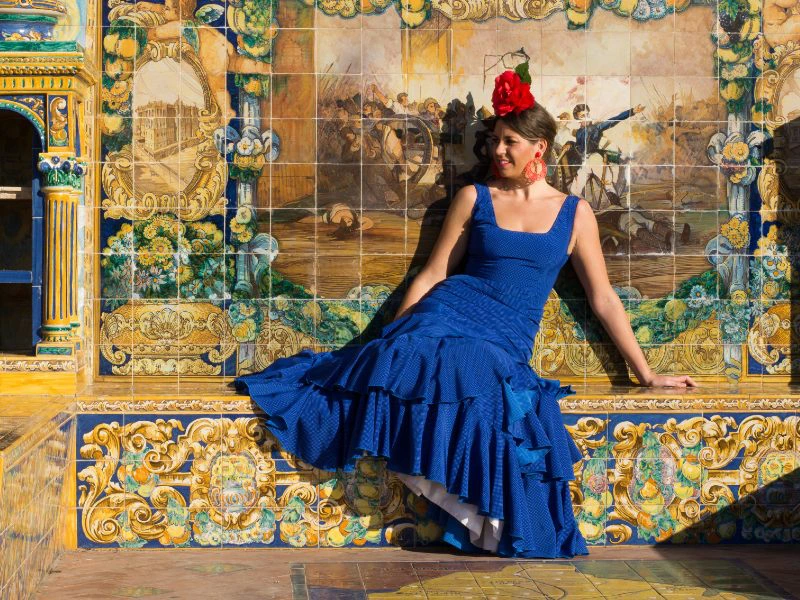 Frau in Flamenco-Kleidung in Sevilla, Spanien