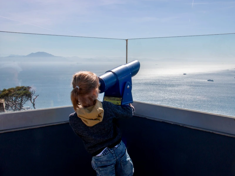 Kind am Aussichtspunkt in Gibraltar, Britisches Überseegebiet