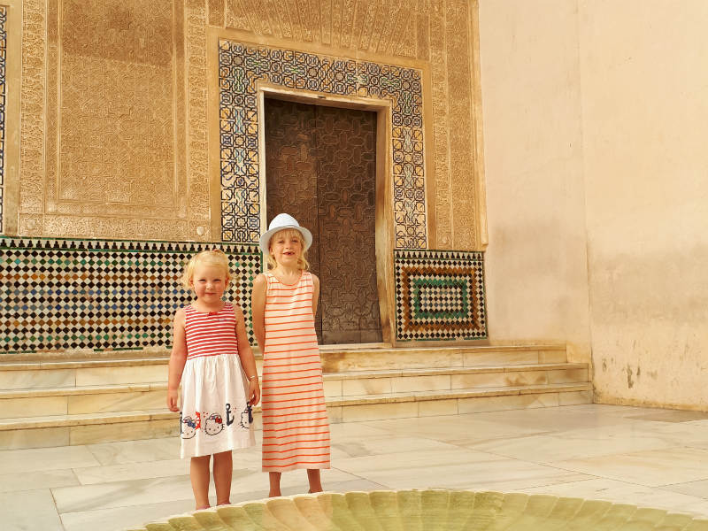 Kinder in der Alhambra, Spanien