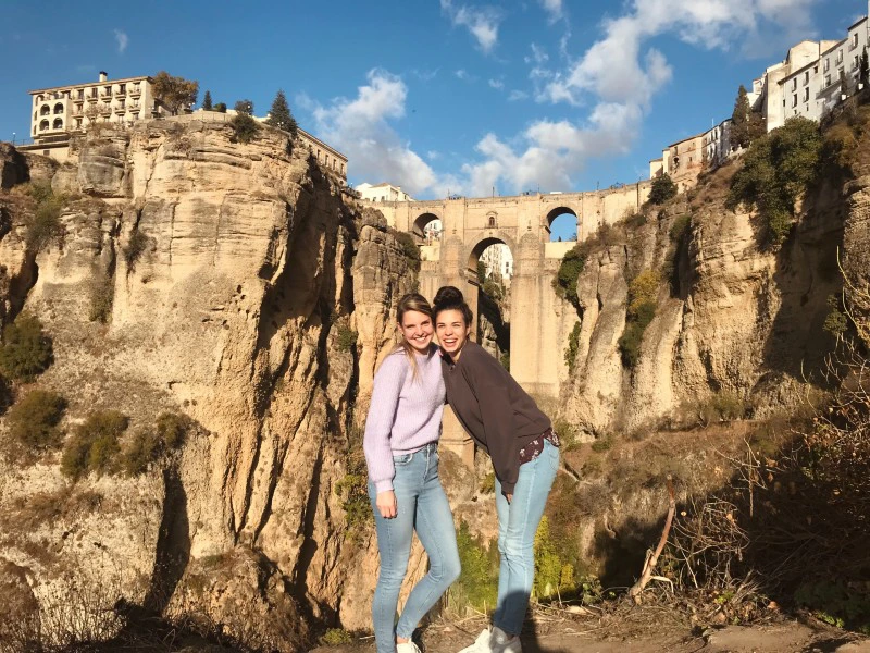 Personen vor der Schlucht und Brücke bei Ronda, Spanien
