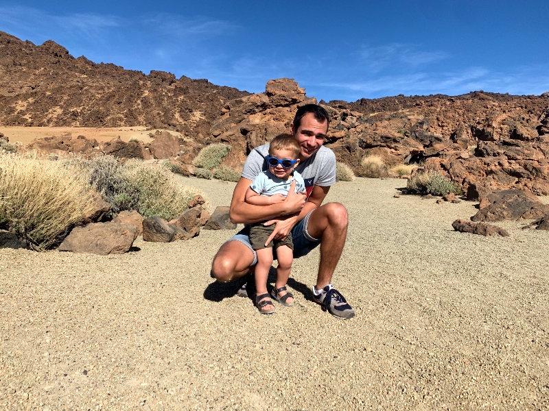 Mann mit Sohn im El Teide Nationalpark, Teneriffa, Spanien