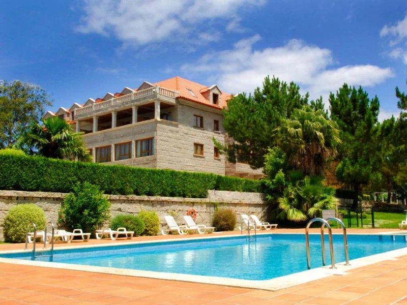 Pool und Außenbereich der Unterkunft in der Umgebung von Pontevedra, Spanien