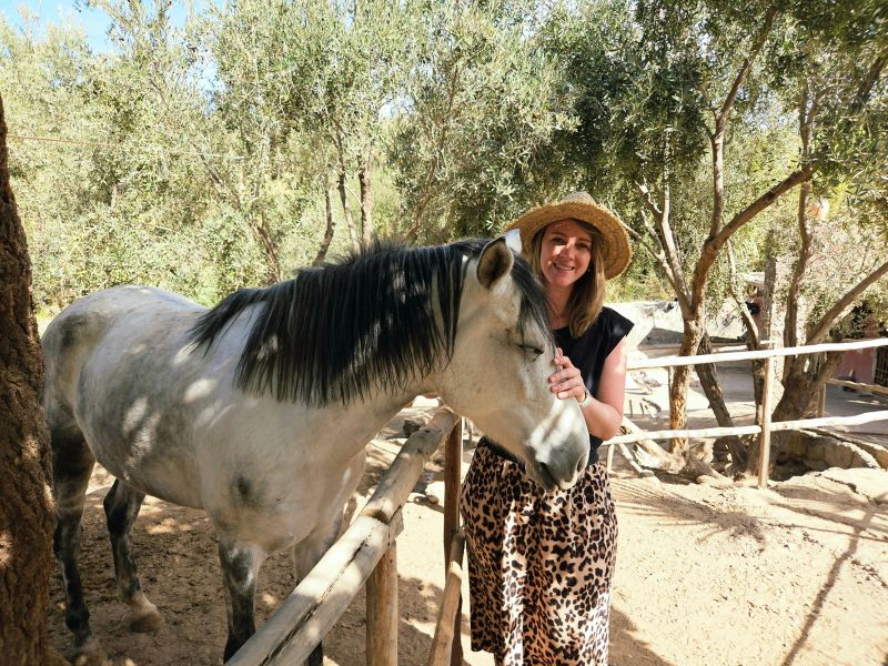 Frau mit Pferd auf der Finca in La Palma, Spanien
