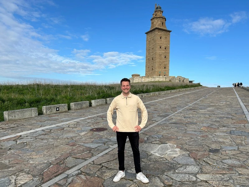 Mann vor Turm in der Nähe von A Coruna, Spanien