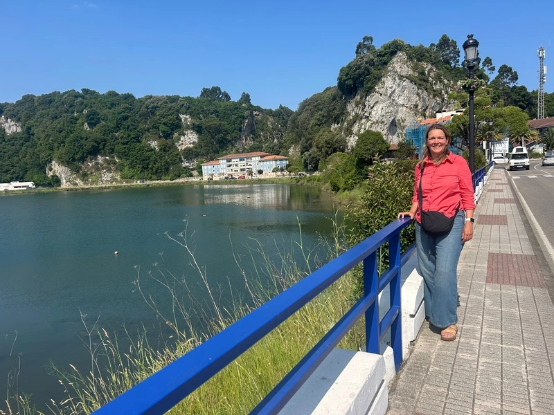 Frau in Ribadesella, Spanien