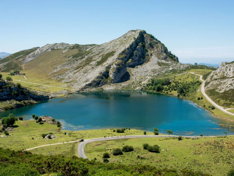 Blick auf Bergsee, Picos de Europa, Spanien