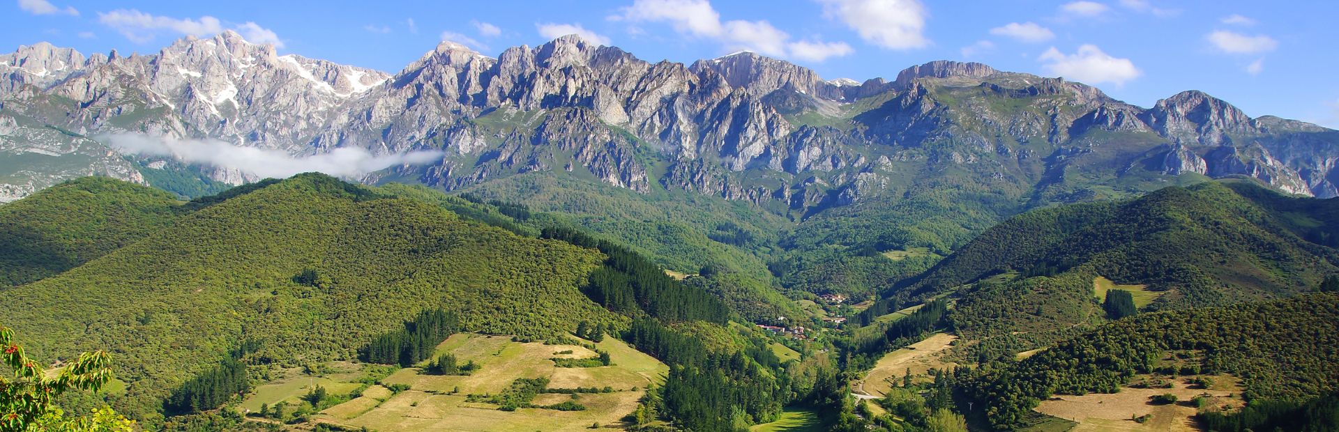 Blick auf Berglandschaft, Picos de Europa, Spanien