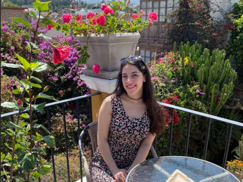 Spanien Reisespezialistin Maite in einem buntem Garten