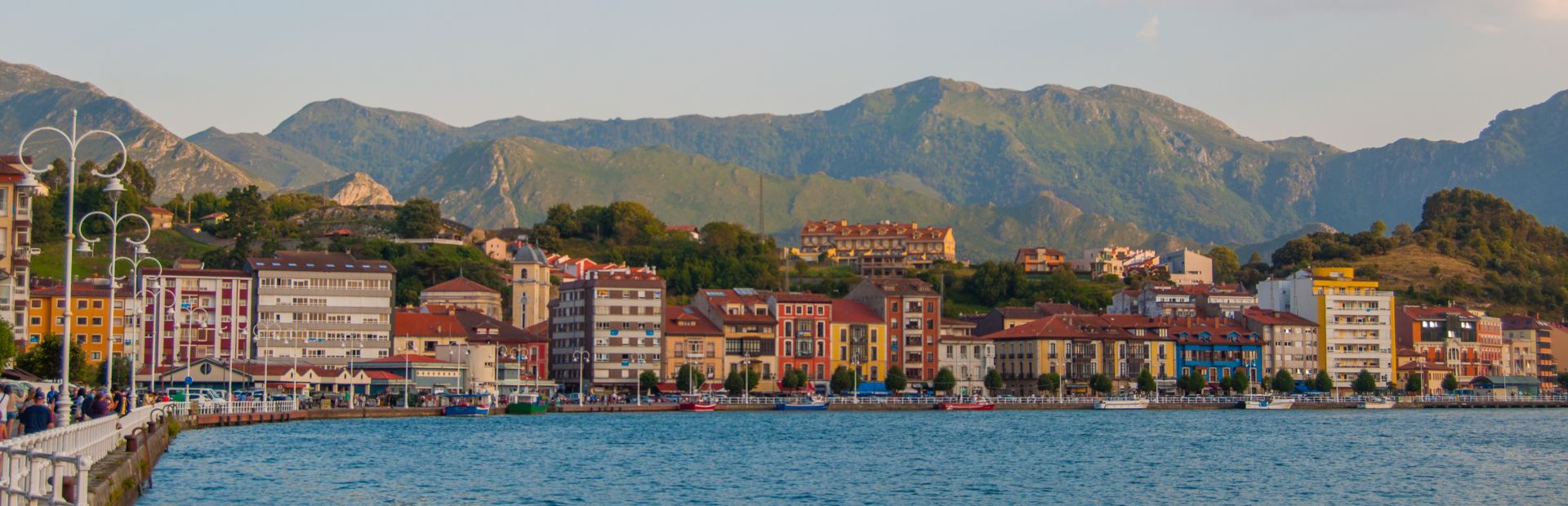 Blick auf die Stadt Ribadesella, Spanien