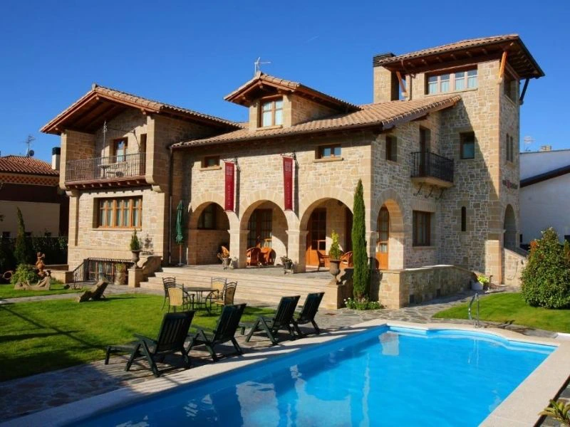 Pool der Unterkunft in Olite, Spanien