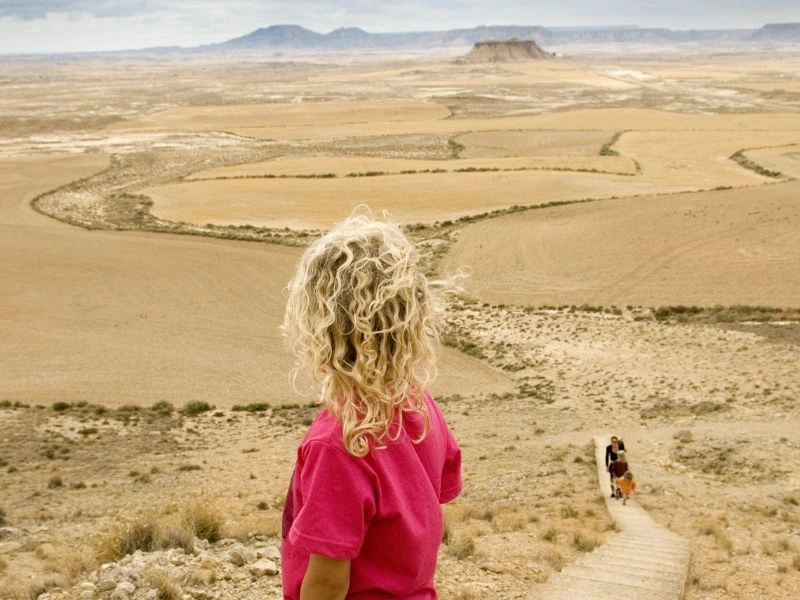 Kind in der Halbwüste Bardenas Reales, Spanien