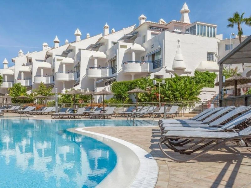 Blick auf den Pool und die Apartments in Benalmadena, Spanien