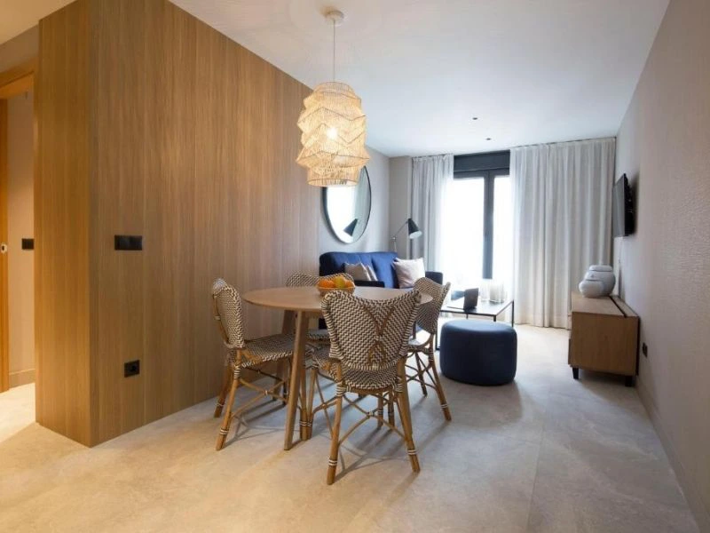 Tisch und Stühle im Apartments in Cadiz, Spanien