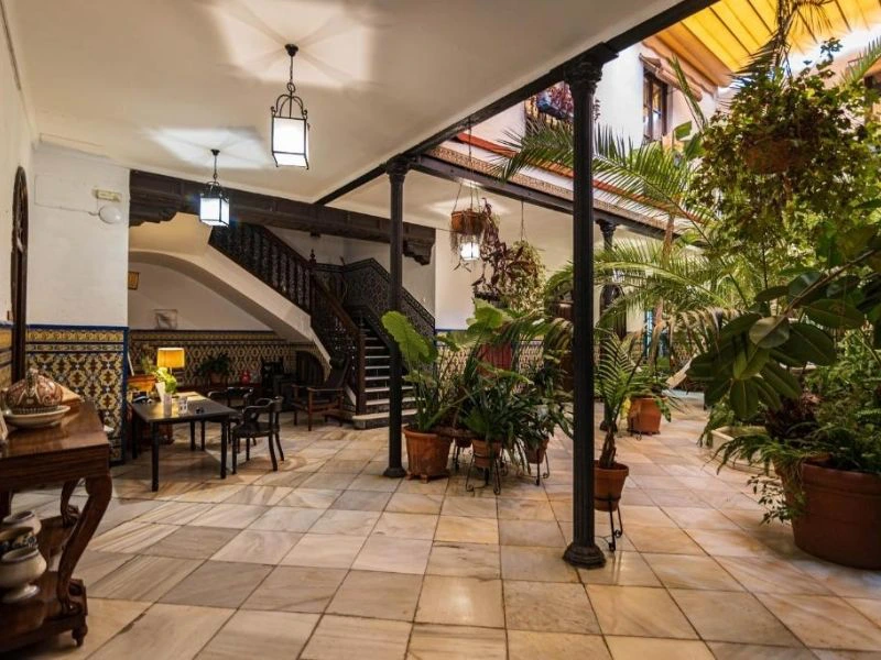 Innenhof des Hotels in Cordoba, Spanien