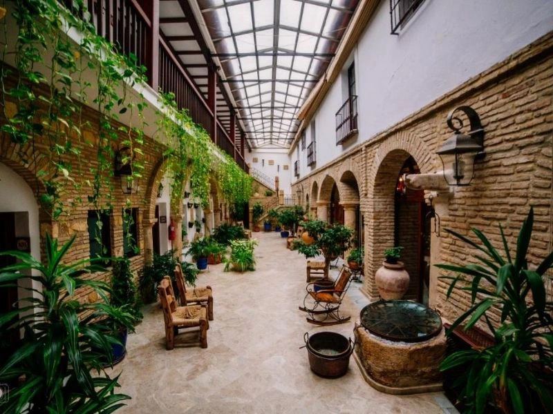 Innenhof des Hotels in Cordoba, Spanien