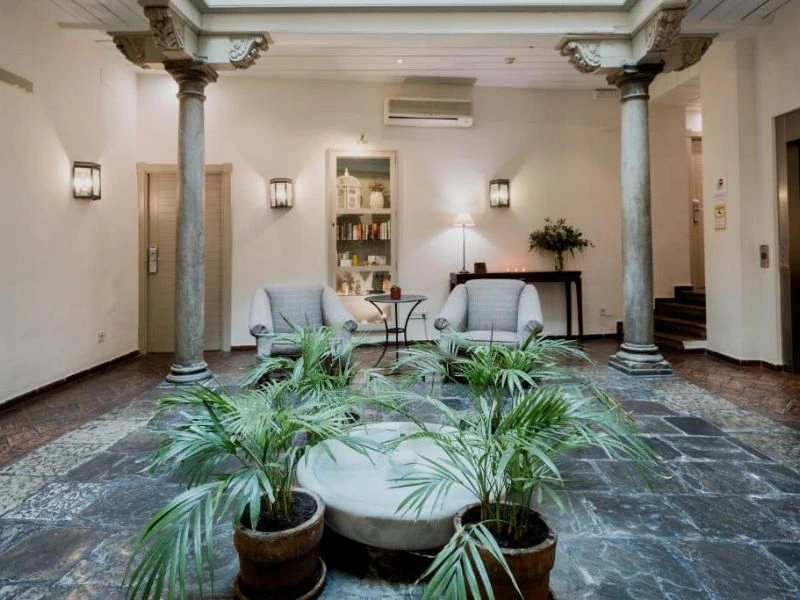 Innenhof im Stadthotel in Granada, Spanien