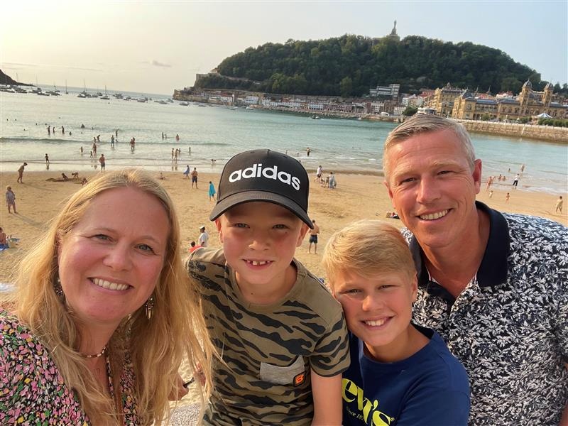 Familie am Strand in Spanien