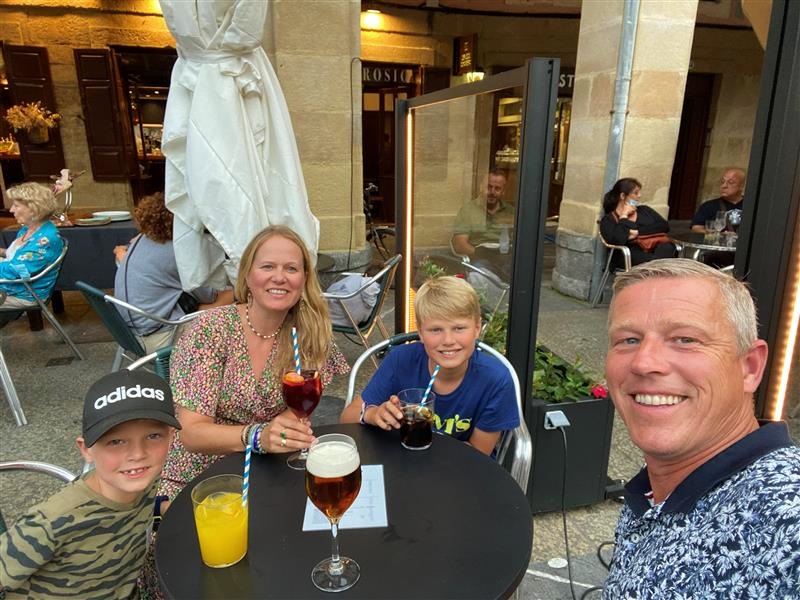 Familie im Café in Spanien